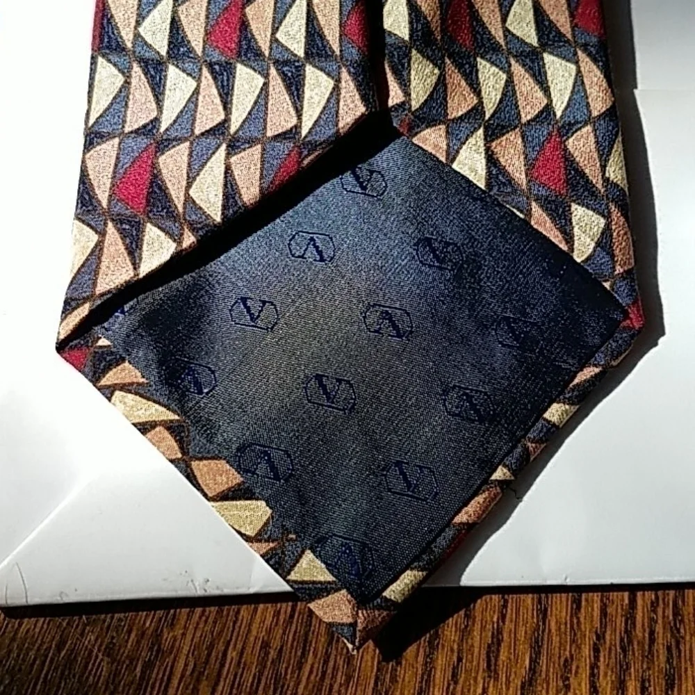 𝅺Valentino vintage designer's Italian red 100% silk men's necktie geometrical